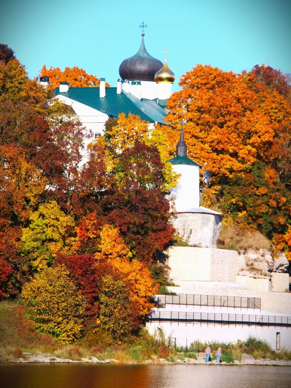 В Пскове благоустроили береговую часть Снетогорского монастыря В Пскове благоустроили береговую часть Снетогорского монастыря