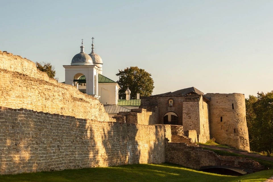 Участников СВО приглашают на бесплатные экскурсии по Изборской крепости Участников СВО приглашают на бесплатные экскурсии по Изборской крепости