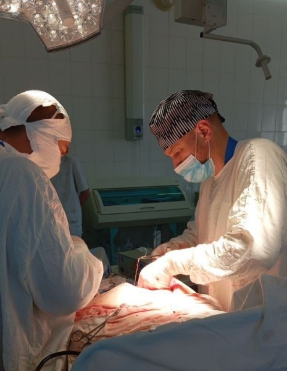 Хирург Псковского онкоцентра внедрил в одной из херсонских больниц новые методы лечения