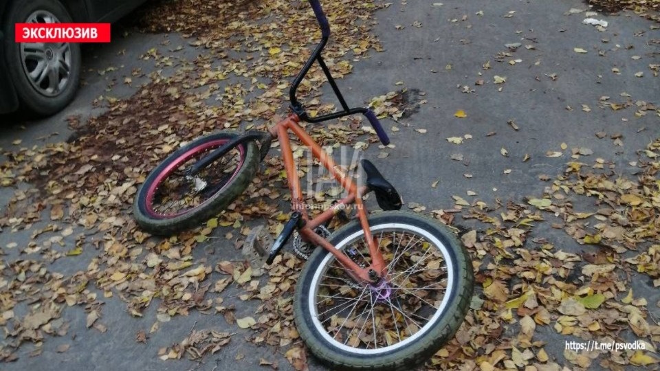 Несовершеннолетнего велосипедиста доставили в больницу после ДТП в Пскове