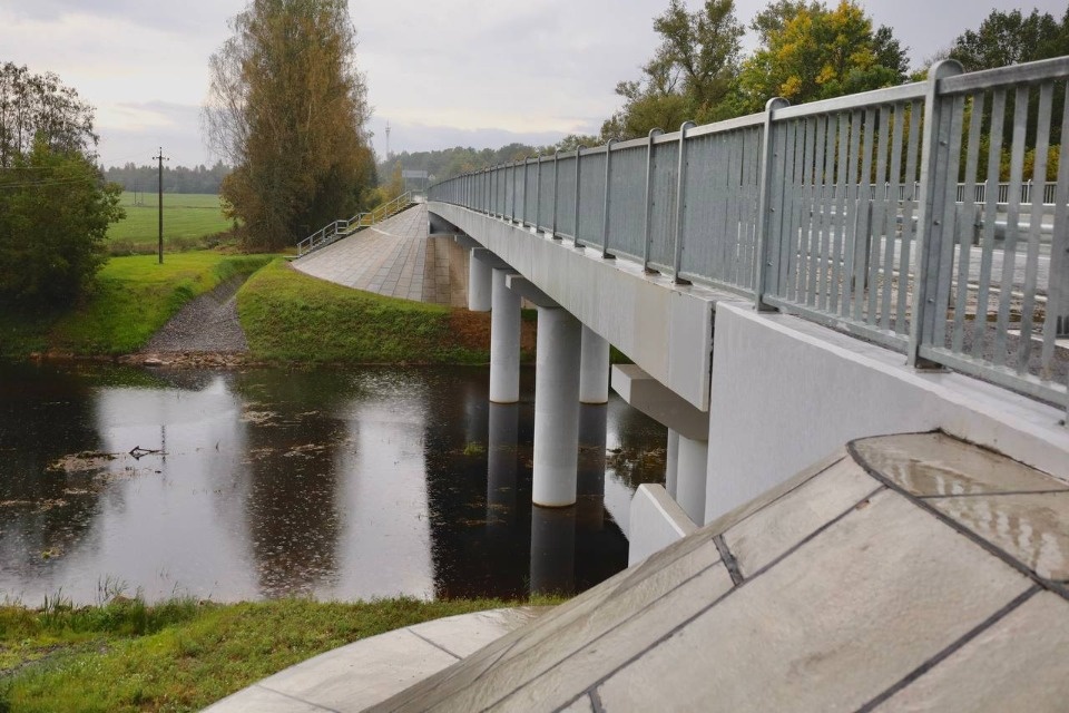 Капитальный ремонт моста через реку Череха досрочно завершили в Псковском районе
