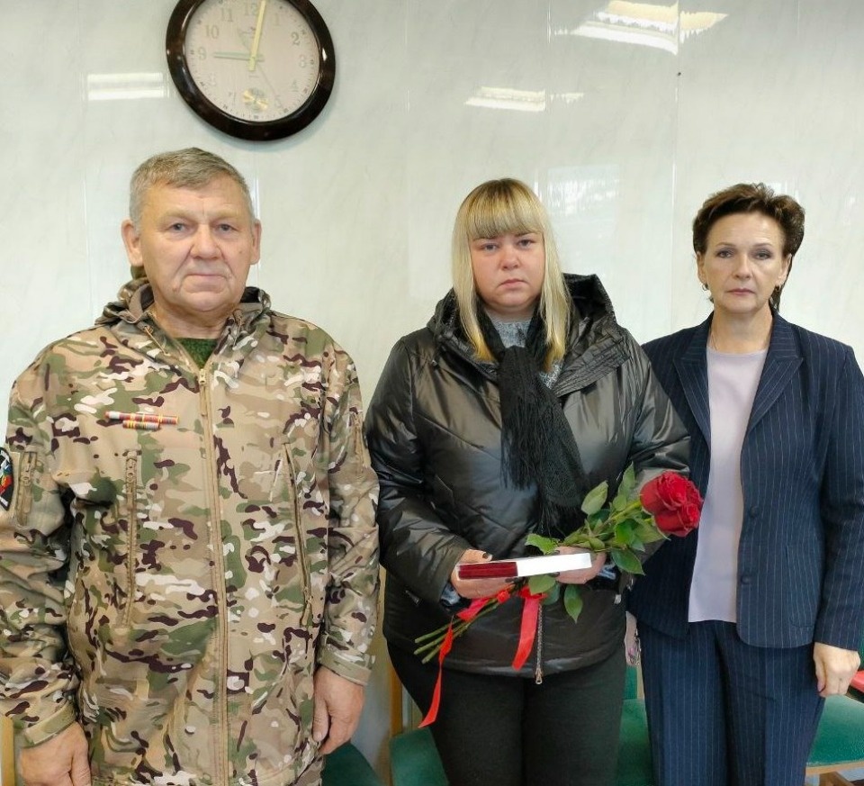 Жене погибшего на СВО жителя Пыталовского района вручили Орден Мужества