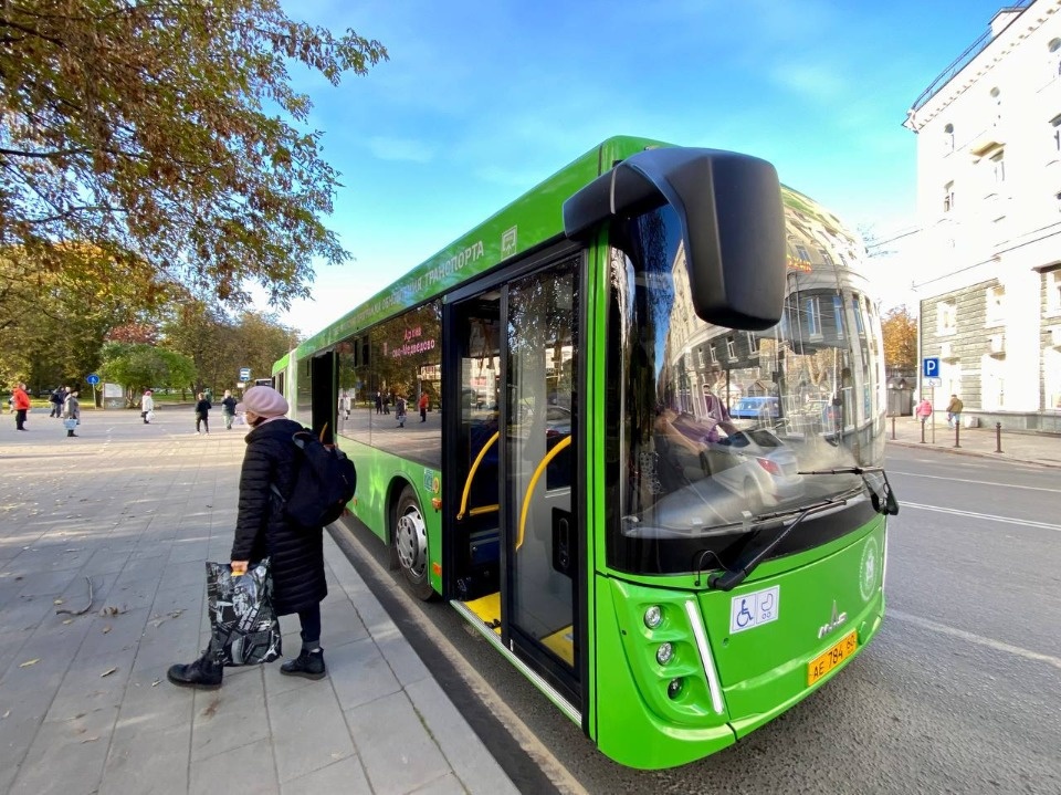 Порядка 20 новых автобусов вышли на маршруты Пскова