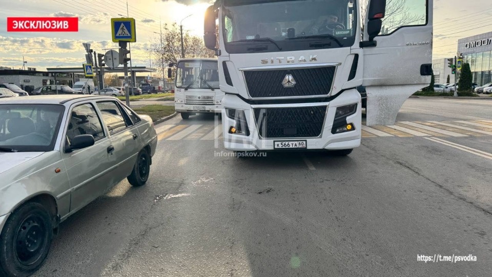 Сбитая большегрузом женщина покинула место ДТП в Пскове