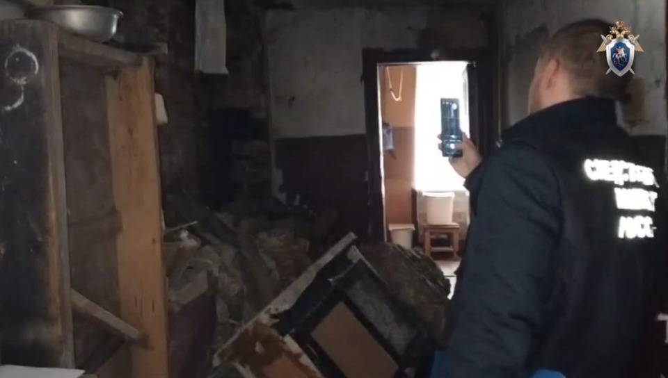 Следователи проводят проверку по ситуации с обрушением части несущей стены в доме в Гдове