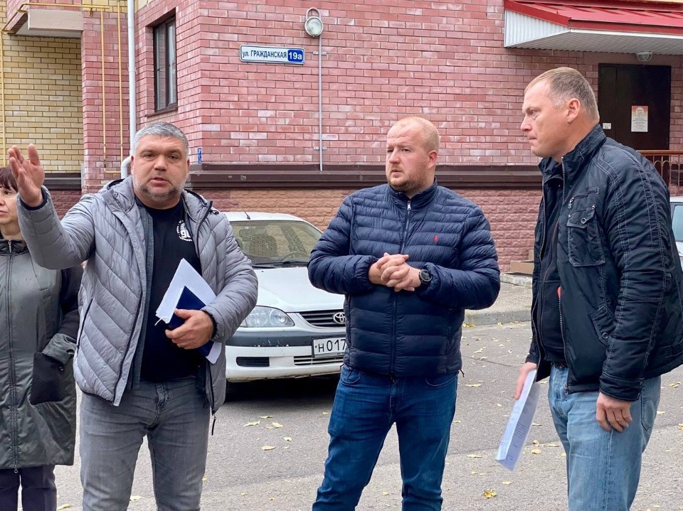 Борис Елкин поручил снести аварийный сарай на улице Воеводы Шуйского в Пскове Борис Елкин поручил снести аварийный сарай на улице Воеводы Шуйского в Пскове