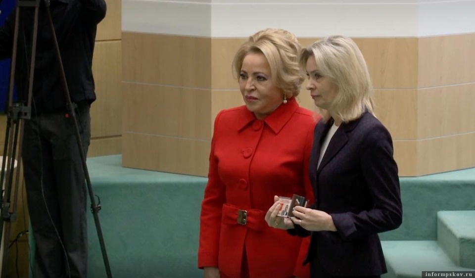 Председатель Совфеда вручила удостоверение новому сенатору от Псковской области Председатель Совфеда вручила удостоверение новому сенатору от Псковской области
