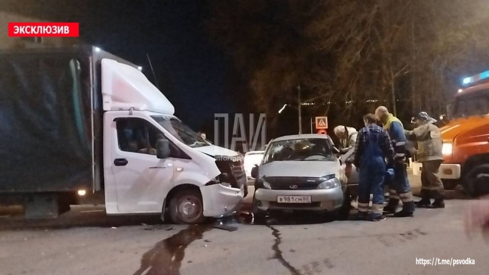 Грузовик и легковушка столкнулись в Пустошке      