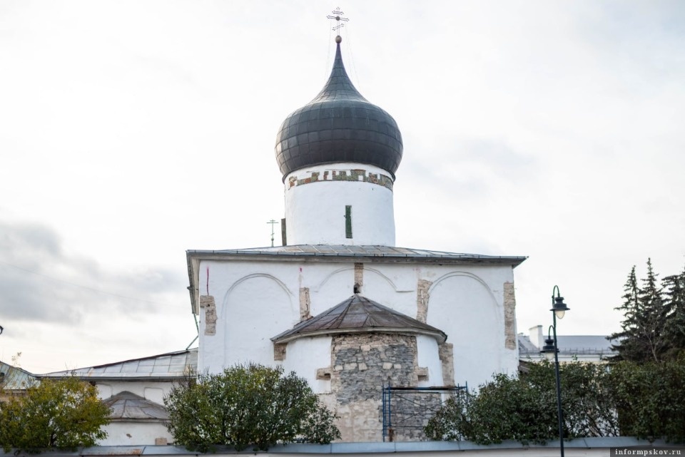 Древлехранитель рассказал, зачем обрушили стену у храма Архангелов Михаила и Гавриила в Пскове 