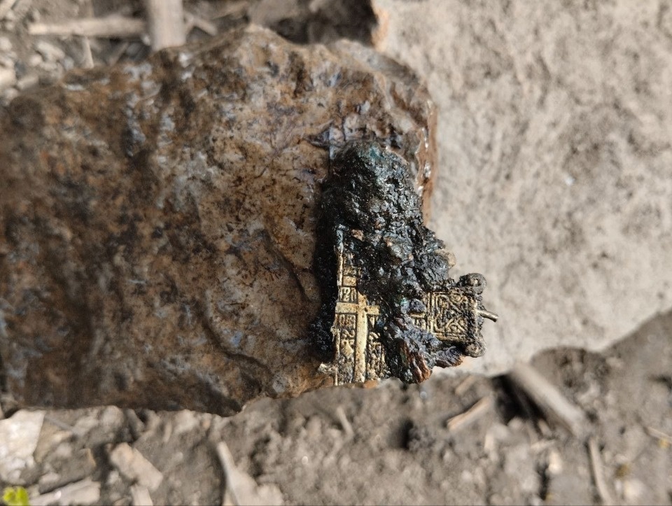 Псковские археологи нашли старинный нательный крестик