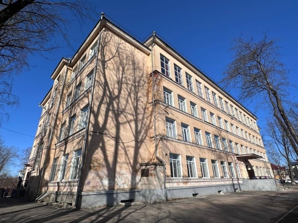 Подрядчика, затянувшего капремонт школы №2 в Пскове, привлекли к административной ответственности