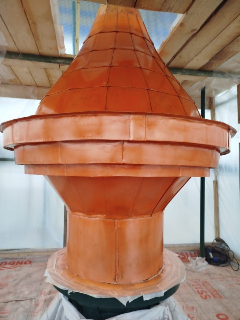 Главку колокольни Стефановской церкви Мирожского монастыря в Пскове готовят к золочению Главку колокольни Стефановской церкви Мирожского монастыря в Пскове готовят к золочению