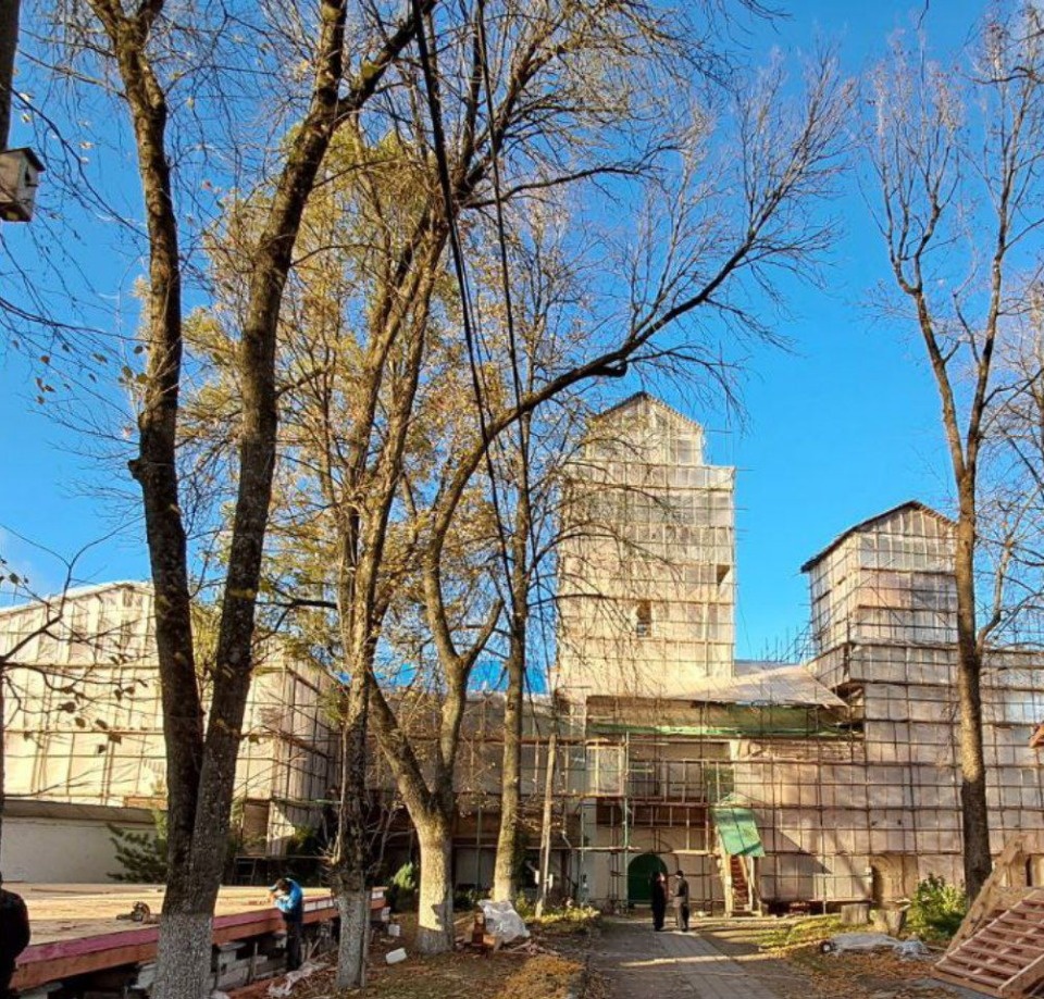 Главку колокольни Стефановской церкви Мирожского монастыря в Пскове готовят к золочению Главку колокольни Стефановской церкви Мирожского монастыря в Пскове готовят к золочению