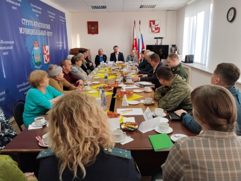 Псковский сенатор Наумец встретился с семьями участников СВО Псковский сенатор Наумец встретился с семьями участников СВО