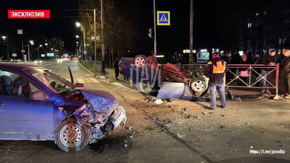 Двух человек госпитализировали после ДТП с опрокидыванием автомобиля в Пскове Двух человек госпитализировали после ДТП с опрокидыванием автомобиля в Пскове