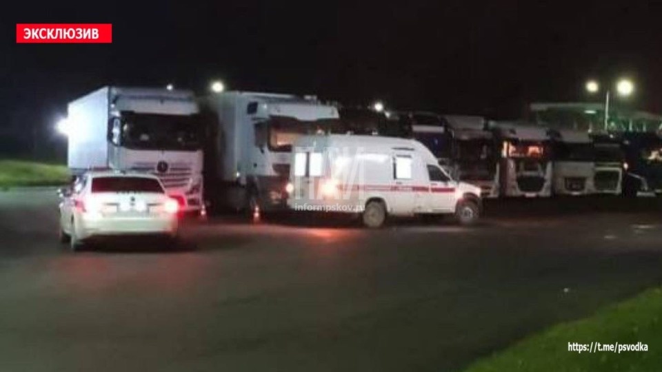 Дальнобойщика зажало дверью собственной фуры на автостоянке в Пыталовском районе Дальнобойщика зажало дверью собственной фуры на автостоянке в Пыталовском районе