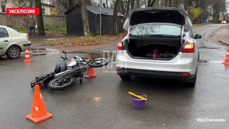 Мопедиста доставили в больницу после ДТП в Пскове Мопедиста доставили в больницу после ДТП в Пскове
