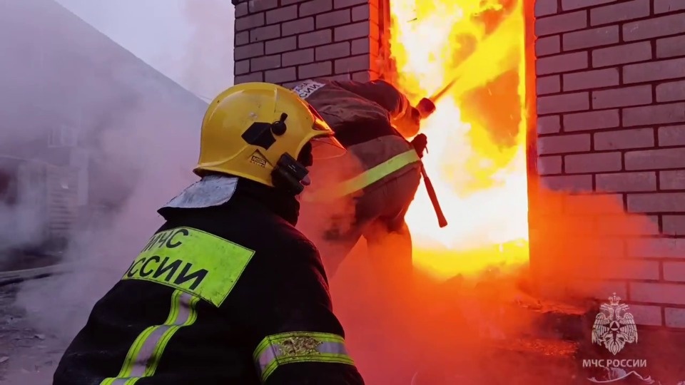 Автосервис горел в Пскове