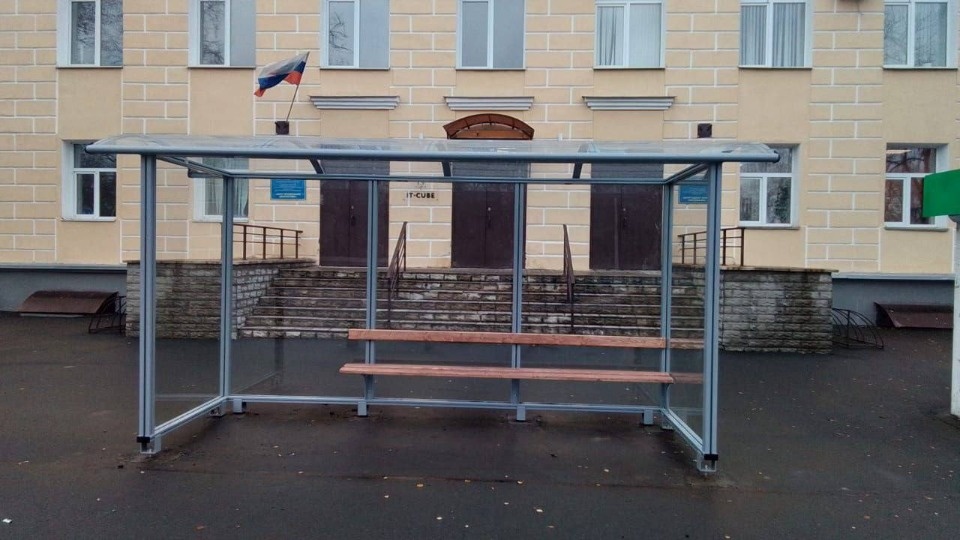 На автобусных остановках в Пскове устанавливают недостающие автопавильоны