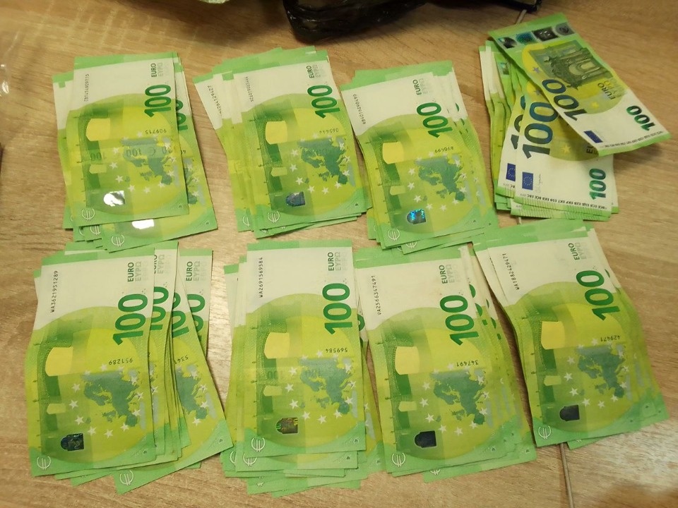 Гражданин Сербии пытался незаконно вывезти 8 тысяч евро через госграницу РФ в Псковской области Гражданин Сербии пытался незаконно вывезти 8 тысяч евро через госграницу РФ в Псковской области