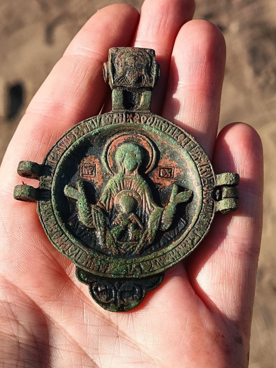 Створку старинной панагии обнаружили псковские археологи