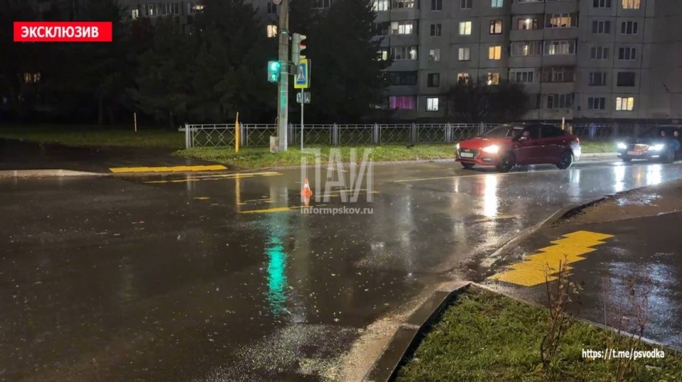 Девушку-пешехода доставили в больницу после наезда иномарки в Пскове Девушку-пешехода доставили в больницу после наезда иномарки в Пскове