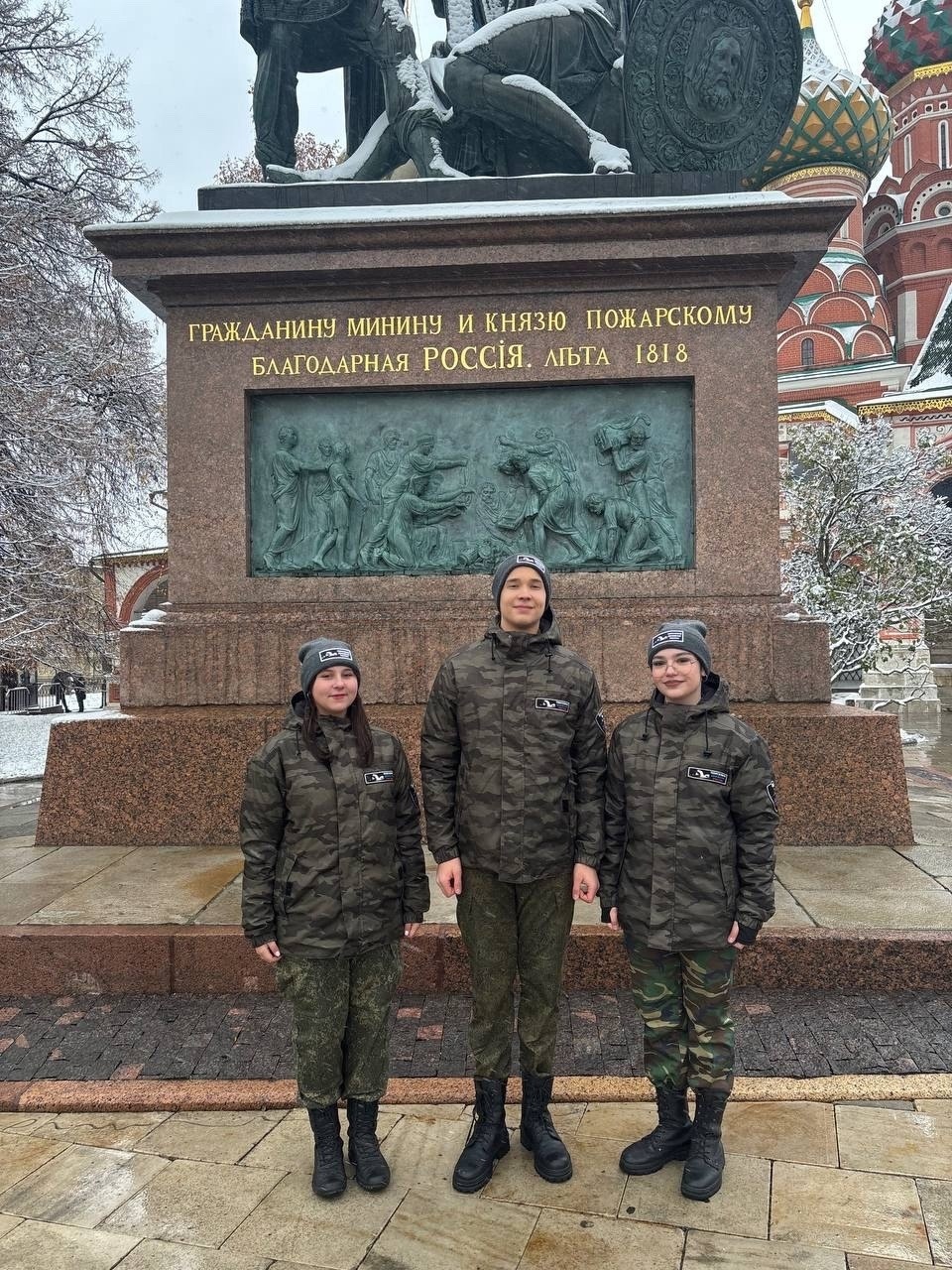 Псковички вместе с Владимиром Путиным возложили цветы к памятнику на Красной площади в Москве 