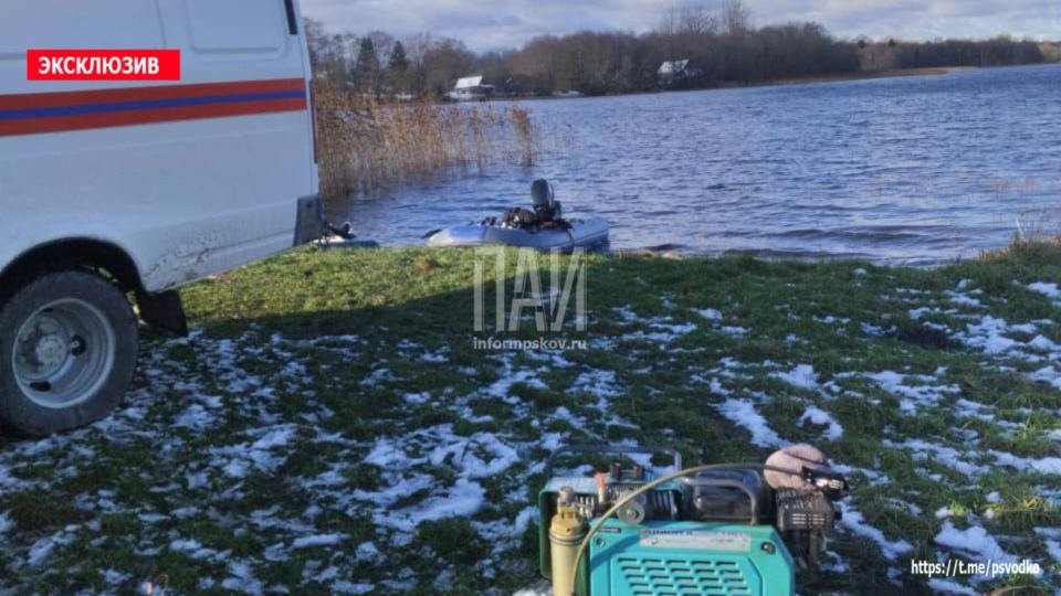 Спасатели ищут мужчину в озере Порховского района