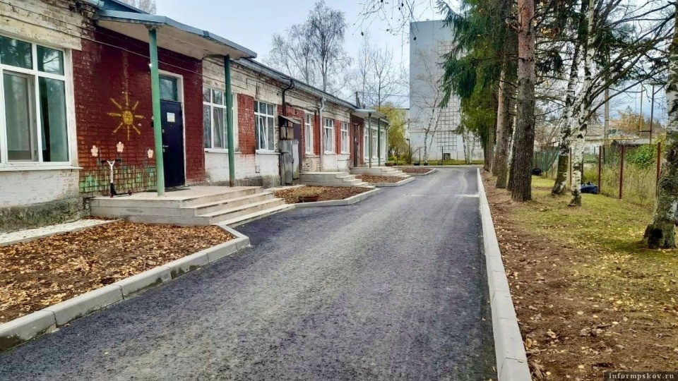 В Псковском районе благоустроили территорию школы и детского сада