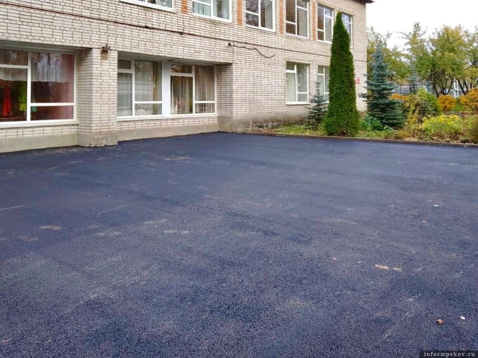 В Псковском районе благоустроили территорию школы и детского сада