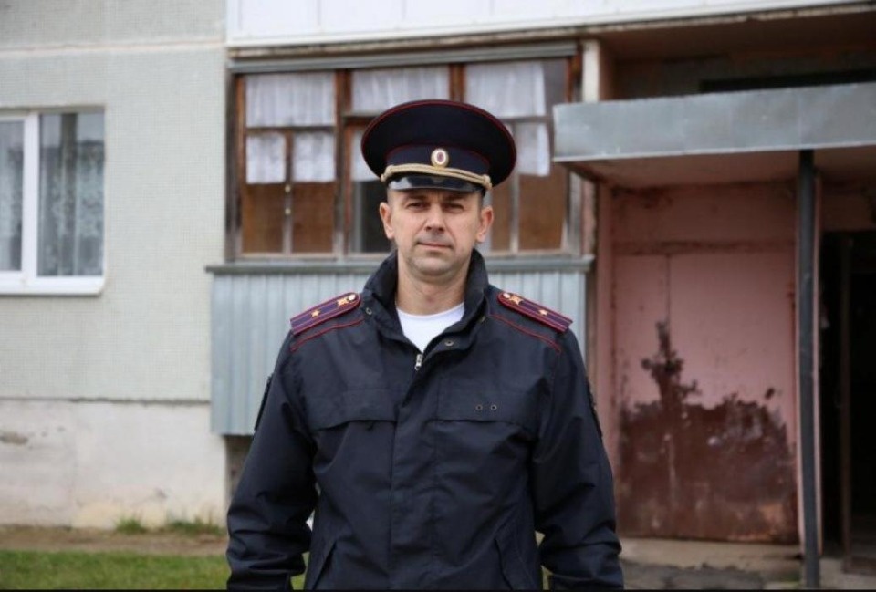 Полицейский спас пятилетнюю девочку из горящего дома в Дедовичах Полицейский спас пятилетнюю девочку из горящего дома в Дедовичах