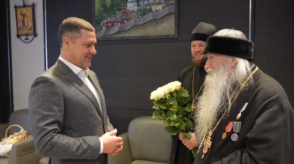 Псковский губернатор вручил медаль настоятелю храма Александра Невского Олегу Тэору