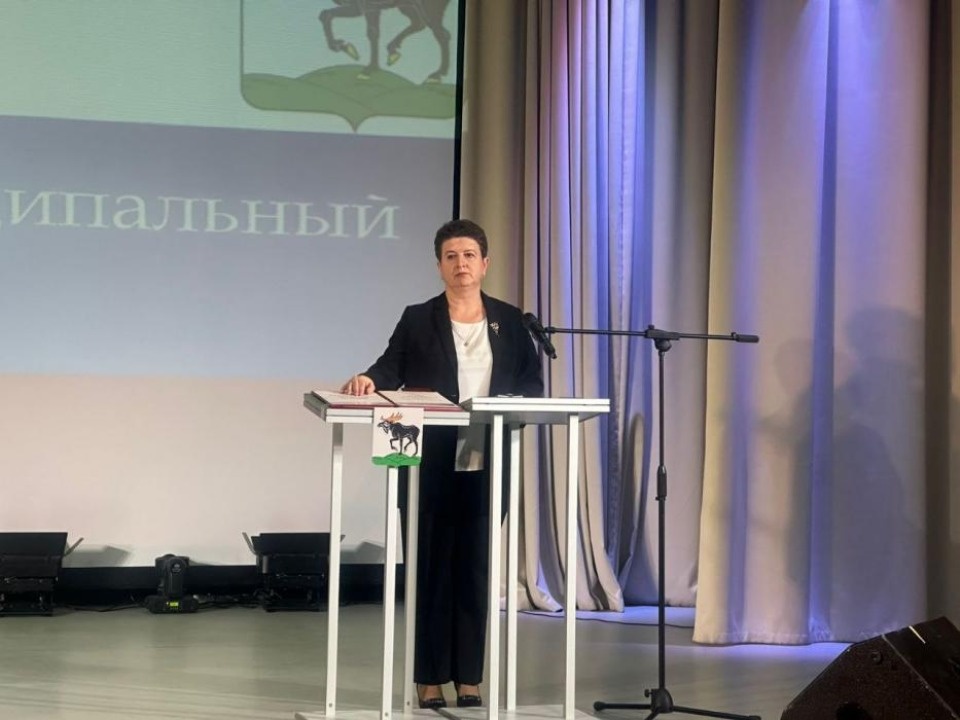 Глава Бежаницкого муниципального округа Елена Иванова приняла присягу Глава Бежаницкого муниципального округа Елена Иванова приняла присягу