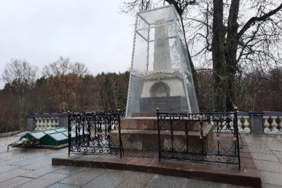 Защитные футляры укрыли от непогоды могилу Пушкина и захоронения Святогорского монастыря