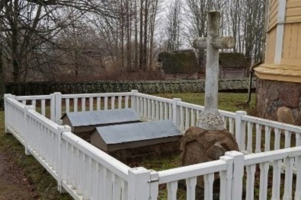 Защитные футляры укрыли от непогоды могилу Пушкина и захоронения Святогорского монастыря