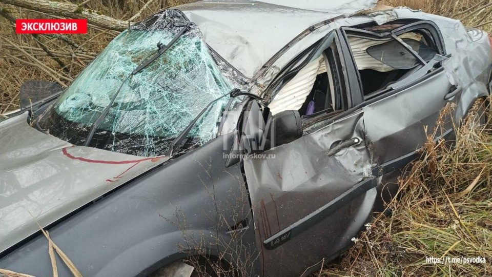Два человека пострадали из-за опрокидывания машин в районах Псковской области Два человека пострадали из-за опрокидывания машин в районах Псковской области