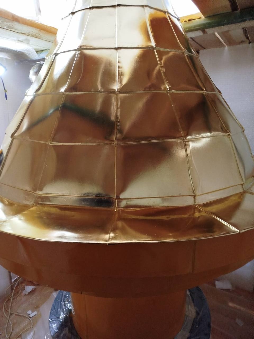 В Мирожском монастыре в Пскове завершаются работы по золочению купола колокольни церкви В Мирожском монастыре в Пскове завершаются работы по золочению купола колокольни церкви