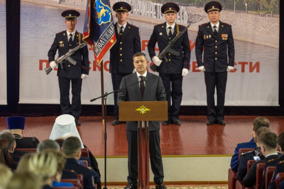 Михаил Ведерников наградил сотрудников псковского МВД в честь профессионального праздника Михаил Ведерников наградил сотрудников псковского МВД в честь профессионального праздника