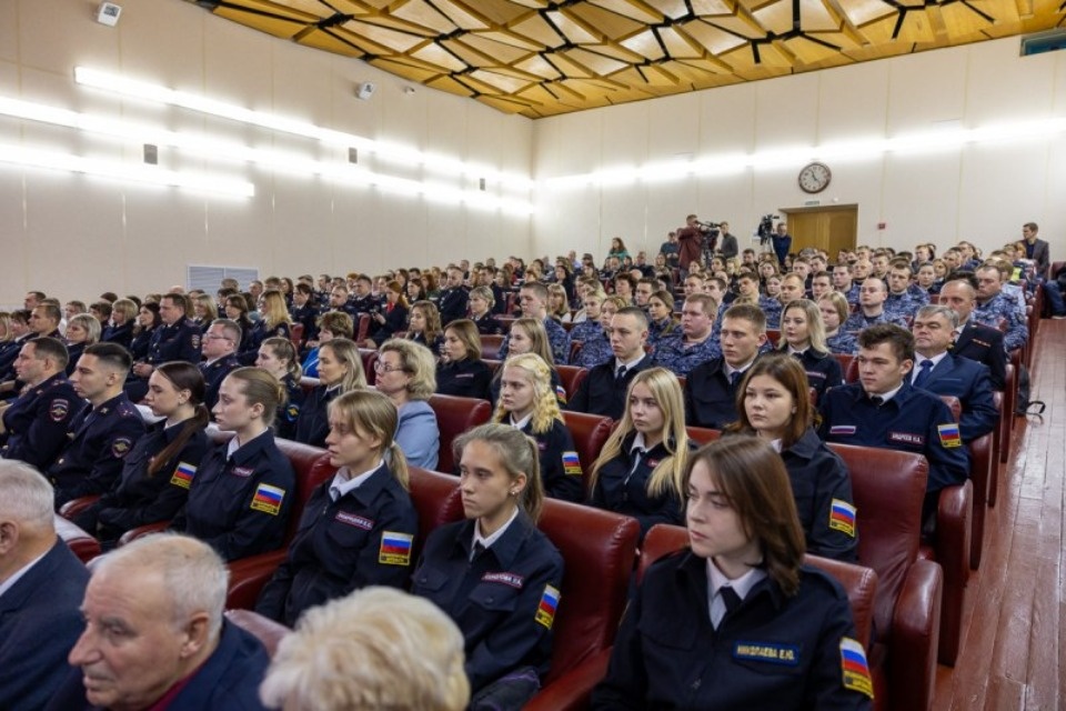 Михаил Ведерников наградил сотрудников псковского МВД в честь профессионального праздника Михаил Ведерников наградил сотрудников псковского МВД в честь профессионального праздника