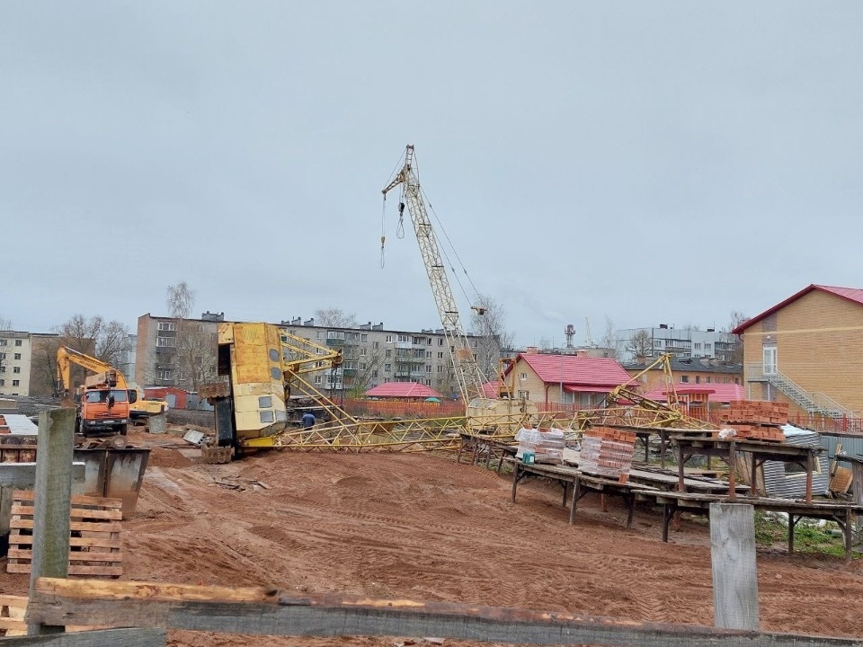 Во время падения строительного крана в Великих Луках никто не пострадал