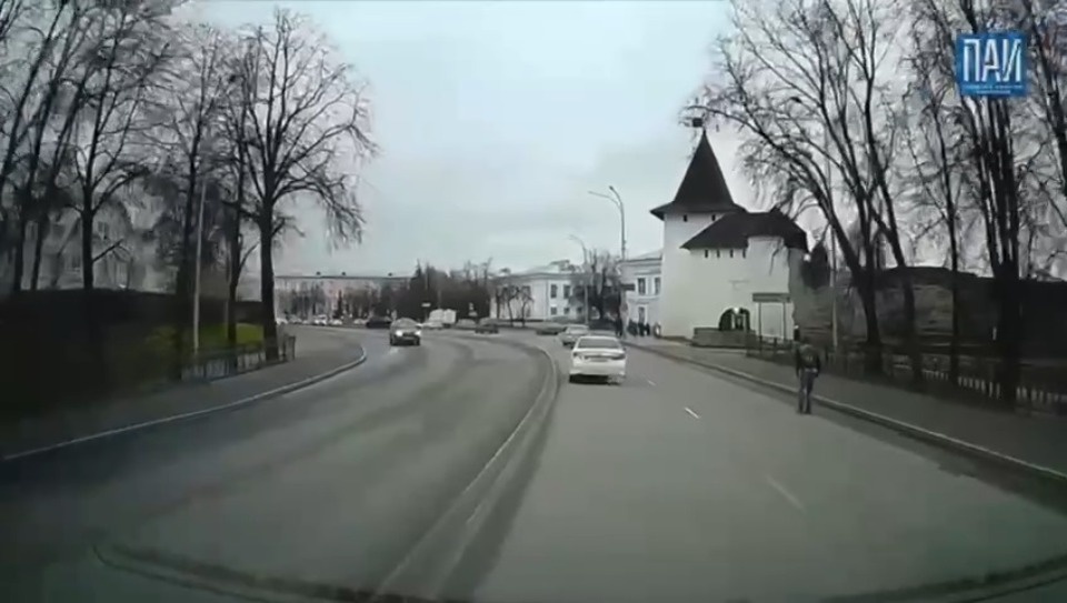 В центре Пскова лыжероллер устроил гонки с автомобилями