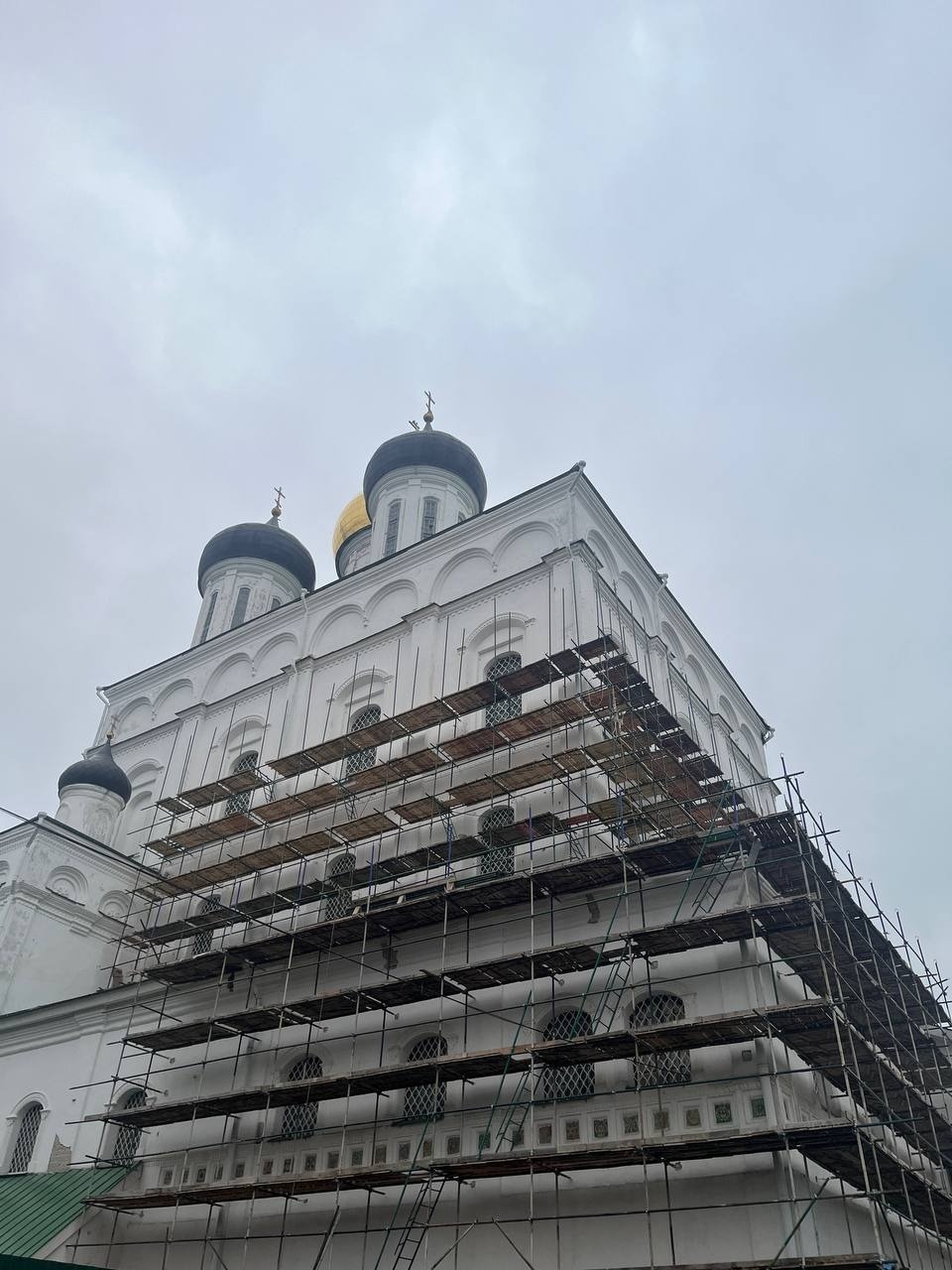 Работы по укреплению стен и фундаментов Троицкого собора продолжаются в Пскове