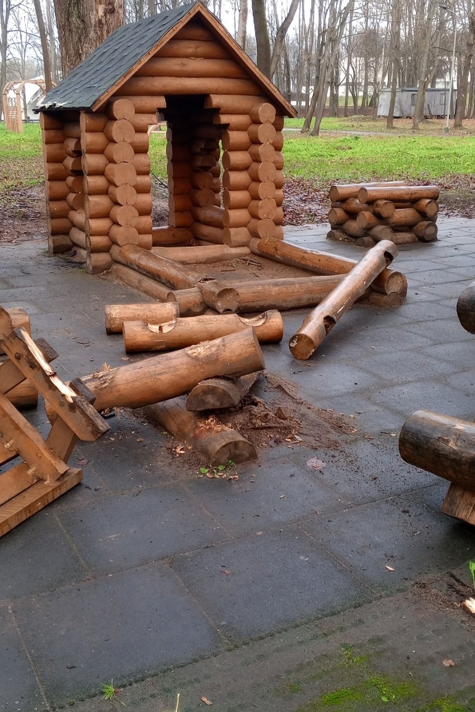 В Великих Луках из-за вандализма на детской площадке возбудили уголовное дело