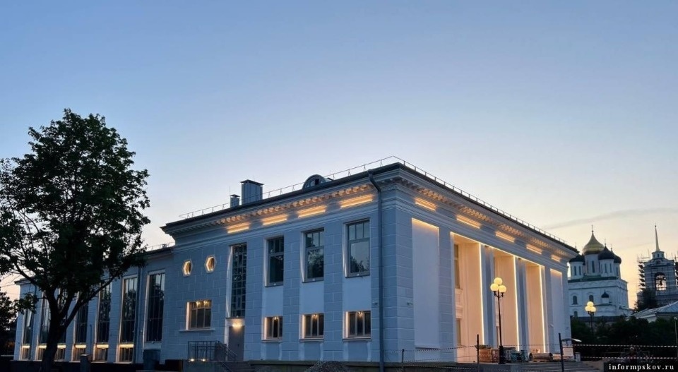 К 1 декабря должны завершить реконструкцию здания бывшего кинотеатра «Октябрь» в Пскове