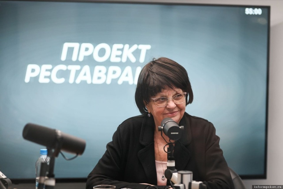 Сотрудники Псковского музея реставрируют синодик Псково-Печерского монастыря и сарафан с золотыми нитями