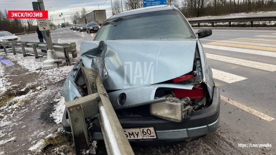 Водитель иномарки оказался в больнице после ДТП в Острове Водитель иномарки оказался в больнице после ДТП в Острове