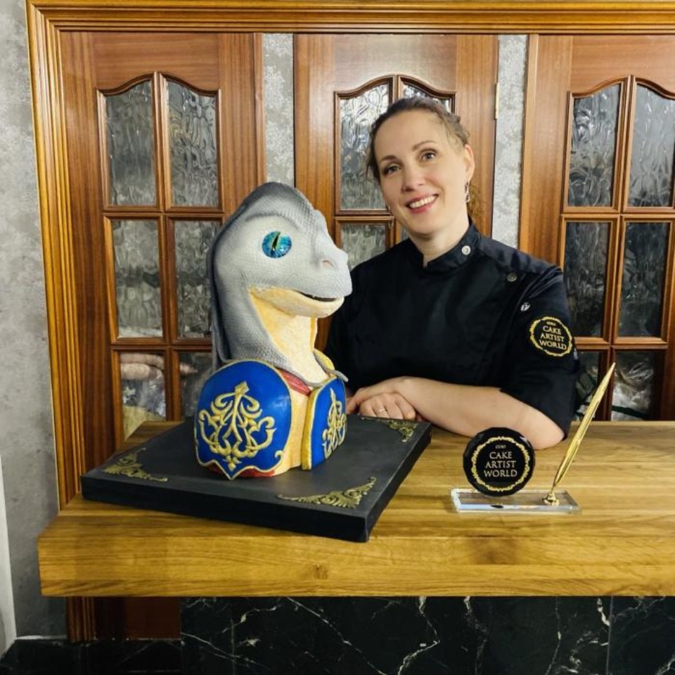 Псковский кондитер изготовила пряник в виде воина-ящера