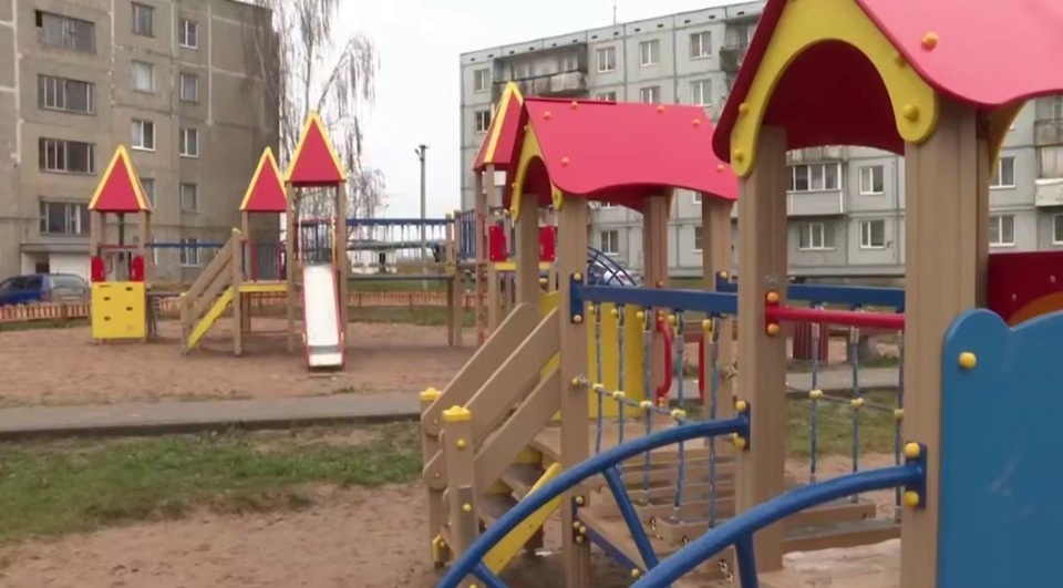 Два детских игровых комплекса установили в Пыталово в рамках программы ФКГС