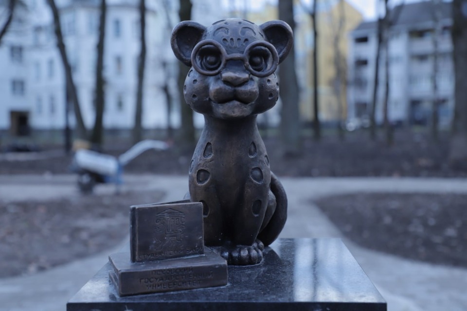 Барсика-студента устанавливают на территории ПсковГУ