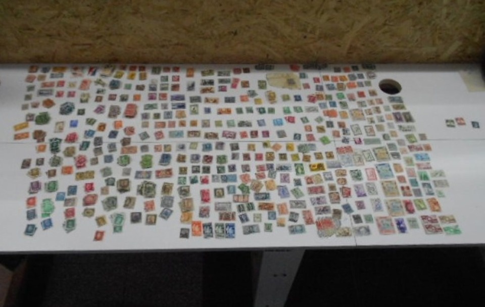Псковские таможенники обнаружили незаконно перевозимую коллекцию старинных марок 